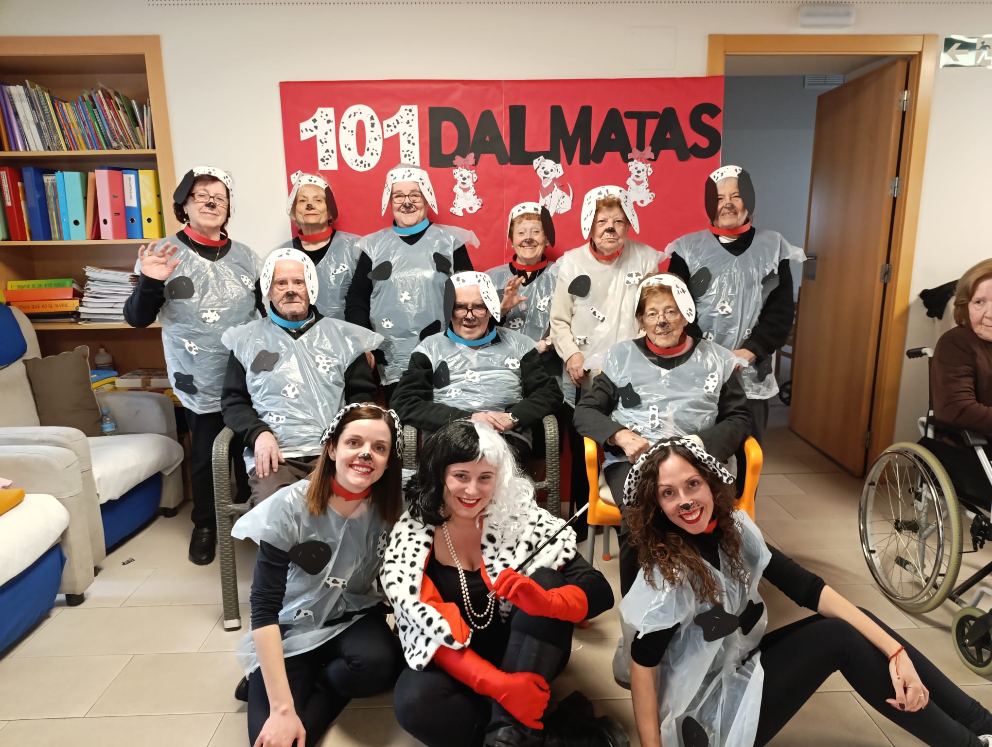 Personas mayores y personal de AFA Castalla disfrazados de dálmatas en una actividad temática de “101 Dálmatas”.