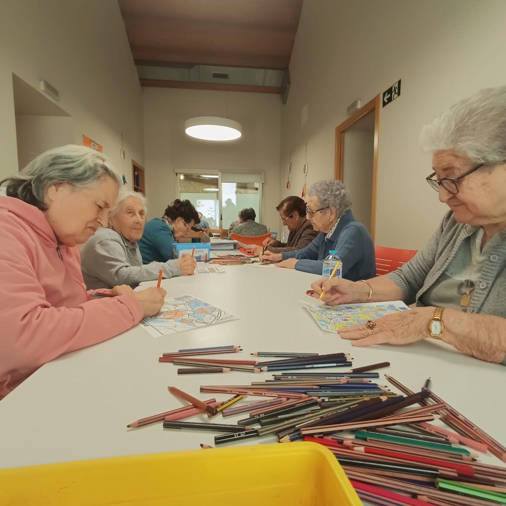 Usuarios realizando ejercicios cognitivos con lápices de colores en AFA Castalla y Onil.