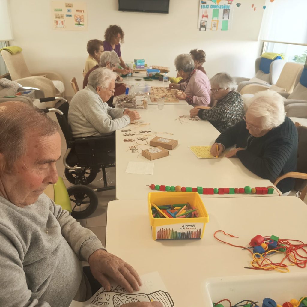 Usuarios realizando actividades de puzzles, ensartado y coloreado en AFA Castalla y Onil.
